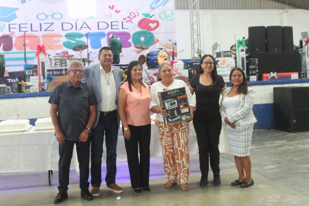 ¡EN GRANDE FESTEJAN A LOS MAESTROS EN ATLATLAHUCAN!